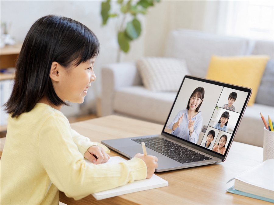 自宅からオンラインで授業を受ける女の子