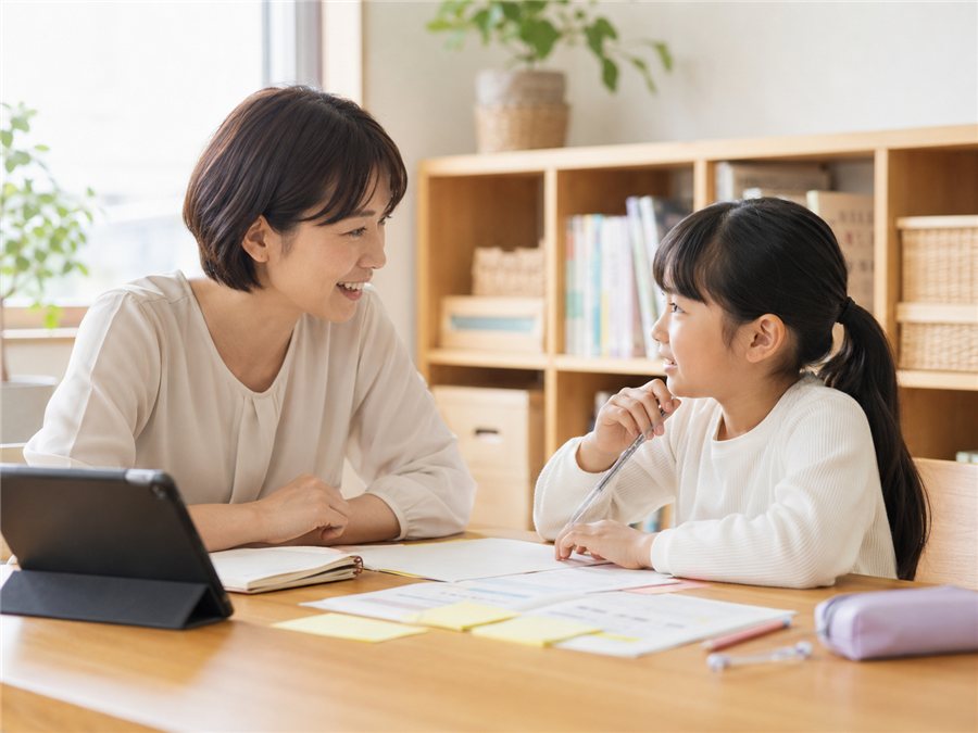 先生と1対1で話しながら準備する女の子