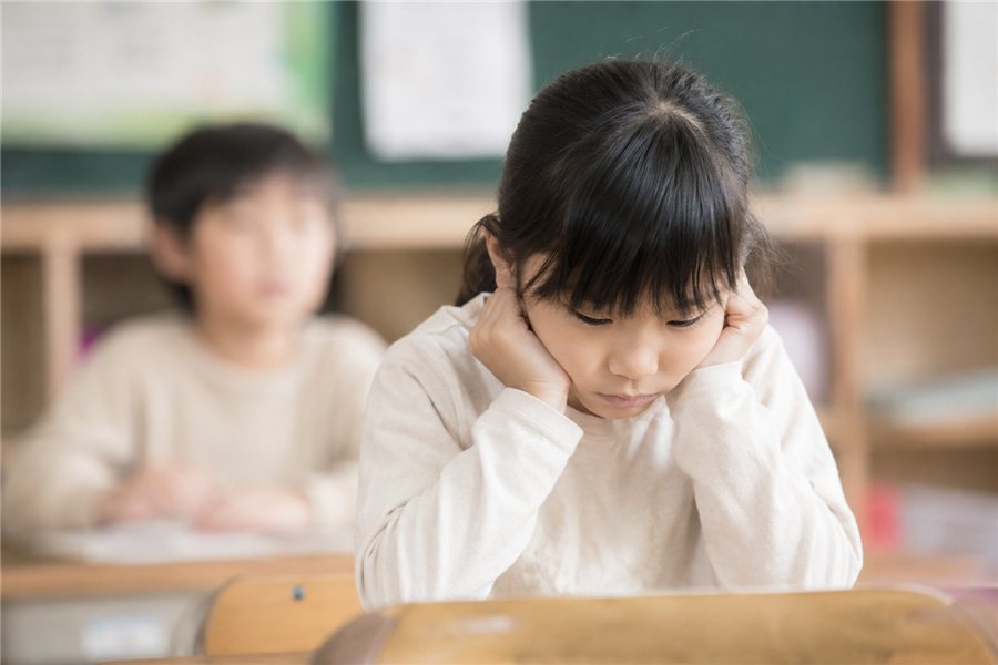 教室でうつむいてしまう女の子