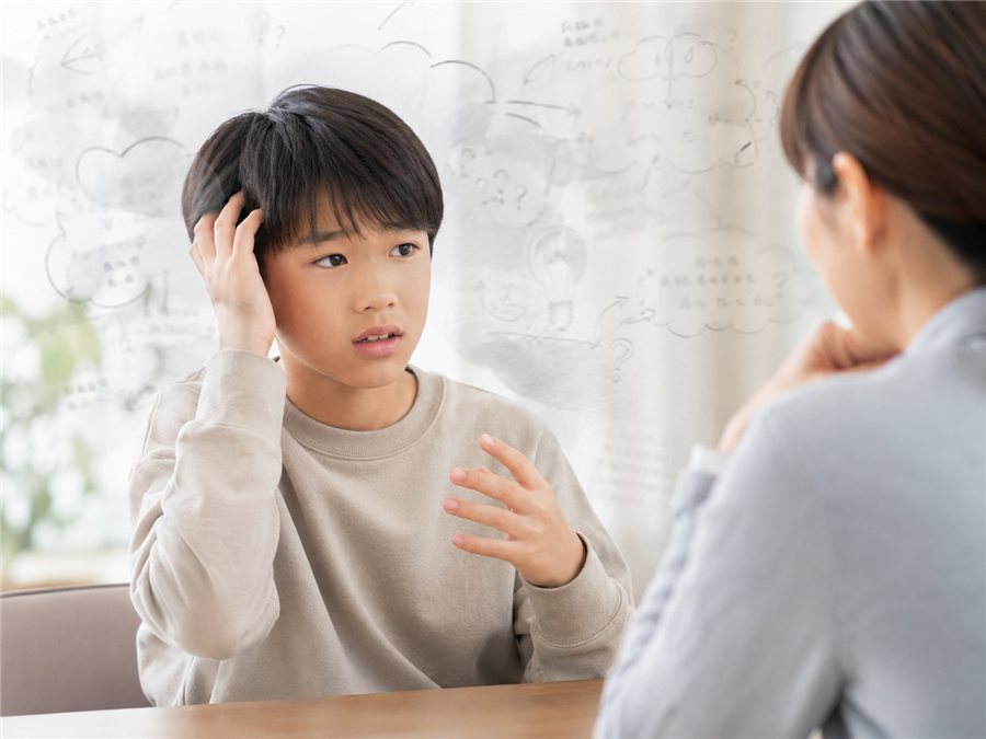 考えがまとまらず言葉に詰まる男の子