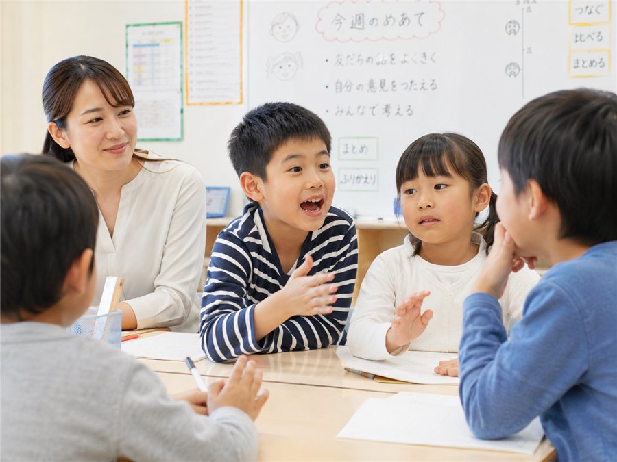 グループ活動で話し合う子どもたち